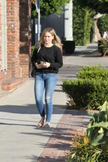 Hilary Duff feet photo thumbnail