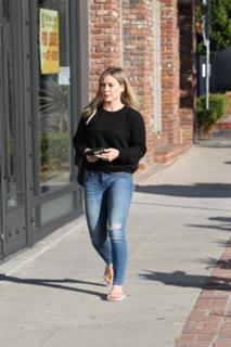 Hilary Duff feet photo thumbnail
