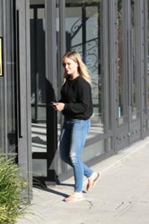 Hilary Duff feet photo thumbnail