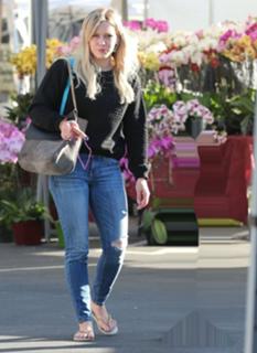 Hilary Duff feet photo thumbnail
