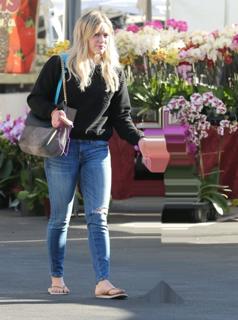 Hilary Duff feet photo thumbnail