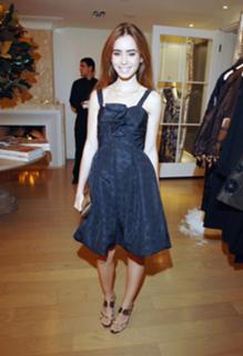 Lily Collins feet photo thumbnail