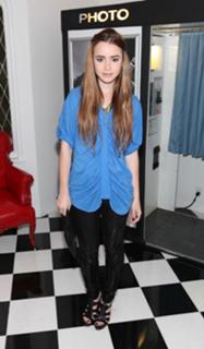Lily Collins feet photo thumbnail