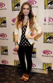 Lily Collins feet photo thumbnail