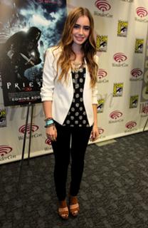 Lily Collins feet photo thumbnail
