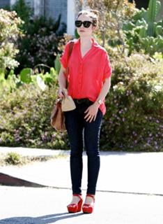 Lily Collins feet photo thumbnail