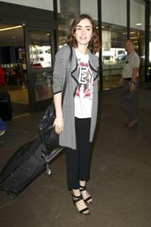 Lily Collins feet photo thumbnail