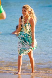 Sarah Hyland feet photo thumbnail