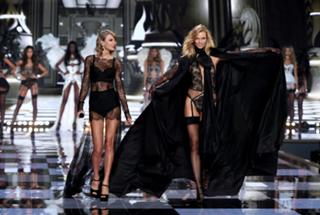 Taylor Swift feet photo thumbnail