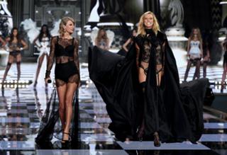 Taylor Swift feet photo thumbnail