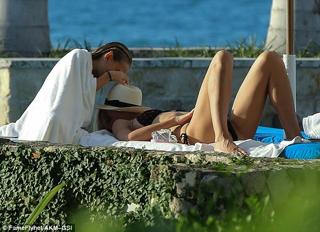 Heidi Klum feet photo thumbnail