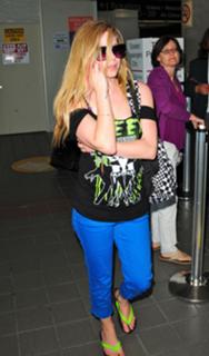 Avril Lavigne feet photo thumbnail