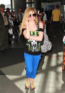 Avril Lavigne feet photo thumbnail