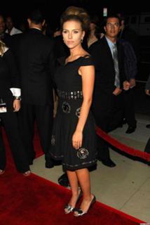 Scarlett Johansson feet photo thumbnail