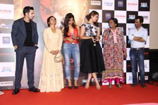 Huma Qureshi feet photo thumbnail