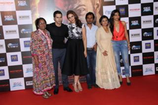 Huma Qureshi feet photo thumbnail