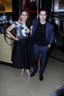 Huma Qureshi feet photo thumbnail