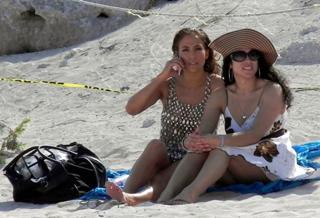 Jennifer Lopez feet photo thumbnail