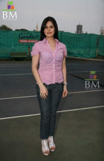 Zareen Khan feet photo thumbnail
