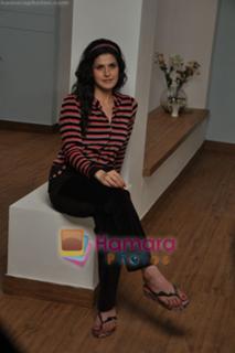 Zareen Khan feet photo thumbnail