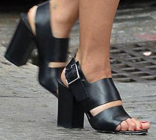 Zoë Kravitz feet photo thumbnail