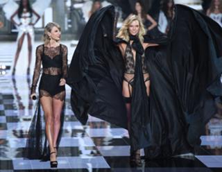 Taylor Swift feet photo thumbnail