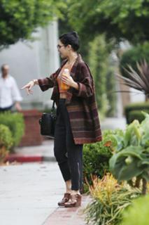Vanessa Hudgens feet photo thumbnail