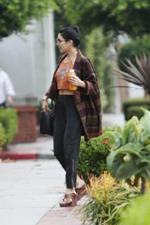 Vanessa Hudgens feet photo thumbnail