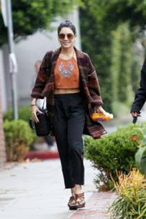 Vanessa Hudgens feet photo thumbnail