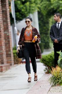 Vanessa Hudgens feet photo thumbnail