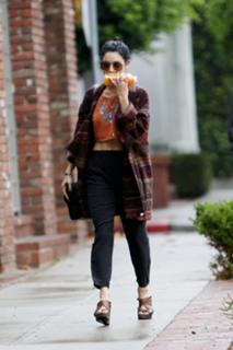 Vanessa Hudgens feet photo thumbnail