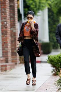 Vanessa Hudgens feet photo thumbnail