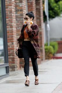 Vanessa Hudgens feet photo thumbnail