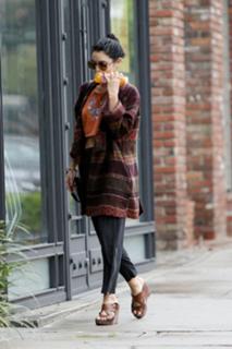 Vanessa Hudgens feet photo thumbnail
