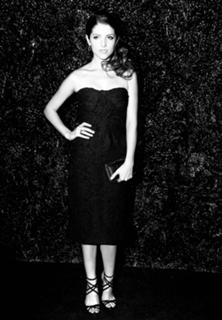 Anna Kendrick feet photo thumbnail
