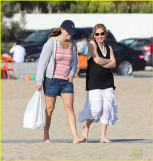 Sarah Michelle Gellar feet photo thumbnail