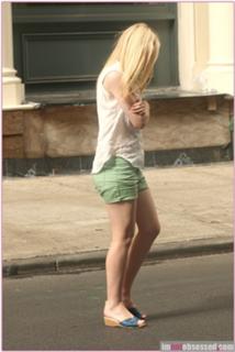 Dakota Fanning feet photo thumbnail