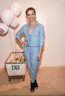 Sarah Michelle Gellar feet photo thumbnail