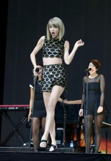 Taylor Swift feet photo thumbnail