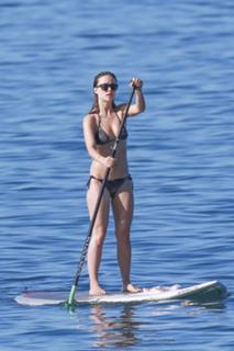 Olivia Wilde feet photo thumbnail