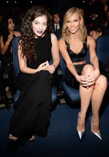 Karlie Kloss feet photo thumbnail