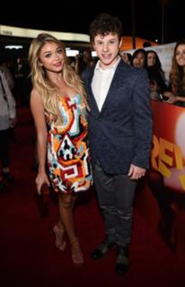 Sarah Hyland feet photo thumbnail