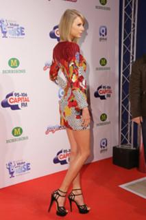 Taylor Swift feet photo thumbnail