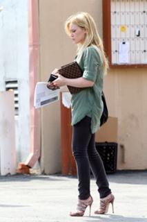 Hilary Duff feet photo thumbnail