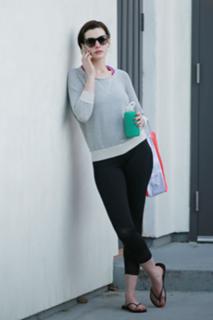 Anne Hathaway feet photo thumbnail