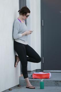 Anne Hathaway feet photo thumbnail