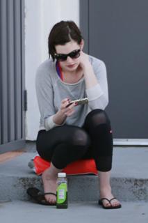 Anne Hathaway feet photo thumbnail