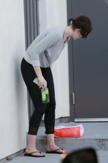 Anne Hathaway feet photo thumbnail