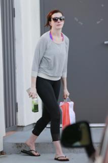 Anne Hathaway feet photo thumbnail