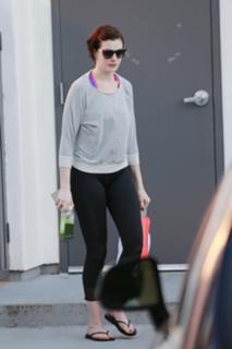 Anne Hathaway feet photo thumbnail